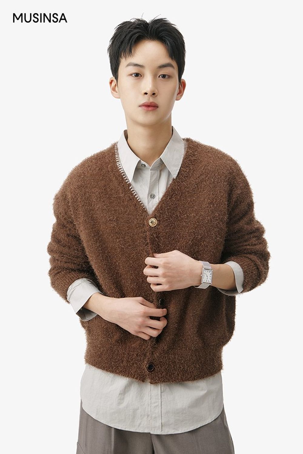 카디건에 셔츠를 레이어드하고 발마칸 코트와 체크 머플러로 멋스럽게 마무리한 코디네이션 #뉴트럴톤 #체크 #레이어드룩 #얼죽코 #데이트 #카고 #겨울 #댄디 #발마칸코트