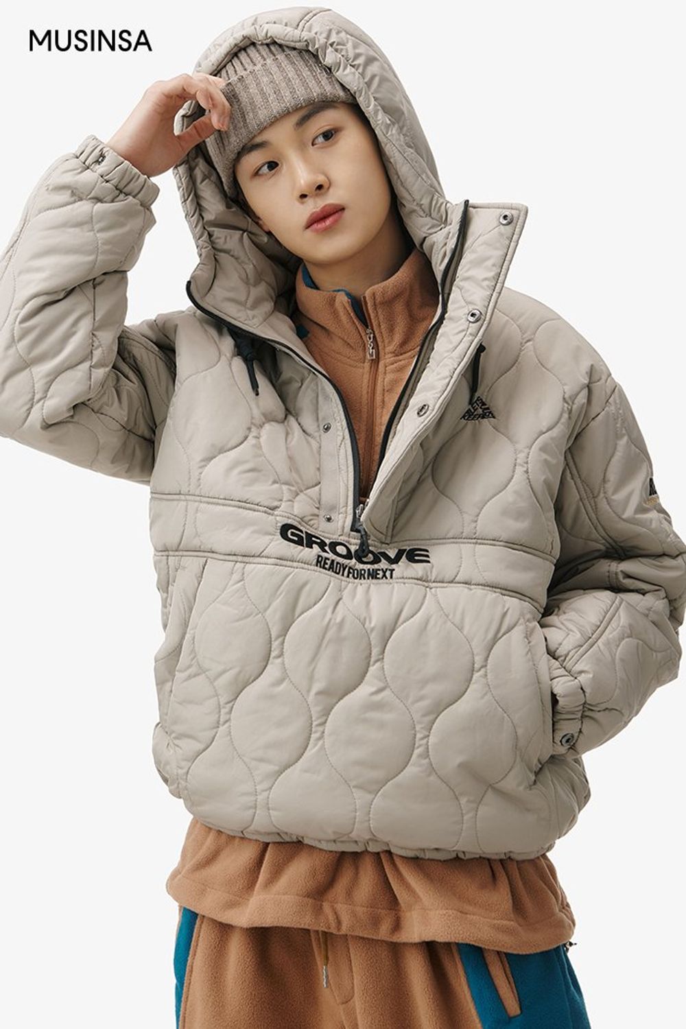 플리스 셋업에 아노락 점퍼와 컬러 머플러로 보온성을 더한 스포츠 룩 #컬러포인트 #컬러블록 #셋업코디 #퀼팅 #겨울 #스포티 #고프코어 #아노락