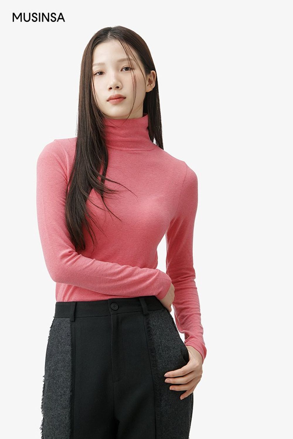 싱글 코트와 프린지 디테일의 팬츠를 매치하고 핑크 탑으로 포인트를 준 시크 룩 #컬러포인트 #얼죽코 #컬러블록 #프린지 #겨울 #시크 #싱글코트