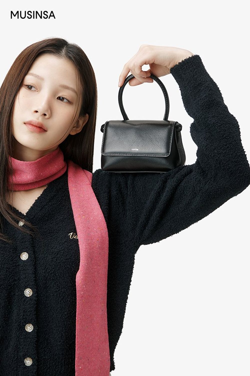 자수 포인트의 카디건과 코듀로이 스커트 조합에 핑크 머플러로 포인트를 준 걸리시 룩 #컬러포인트 #얼죽코 #코듀로이 #여친룩 #자수 #마이크로백 #겨울 #걸리시 #롱부츠 #더블코트 #털부츠