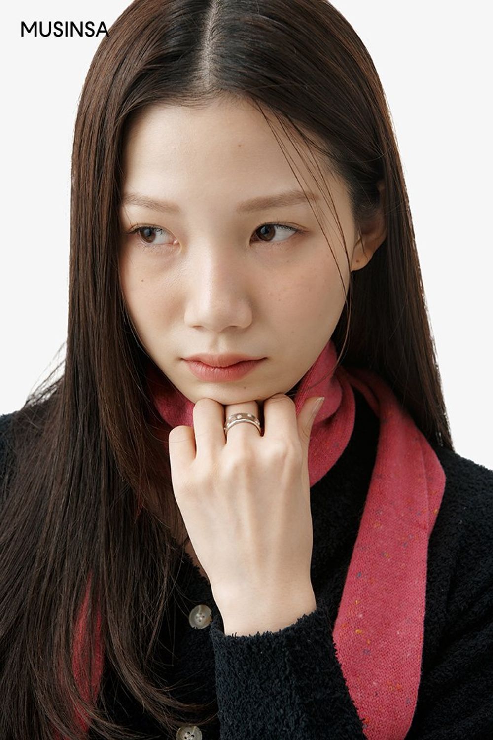 자수 포인트의 카디건과 코듀로이 스커트 조합에 핑크 머플러로 포인트를 준 걸리시 룩 #컬러포인트 #얼죽코 #코듀로이 #여친룩 #자수 #마이크로백 #겨울 #걸리시 #롱부츠 #더블코트 #털부츠