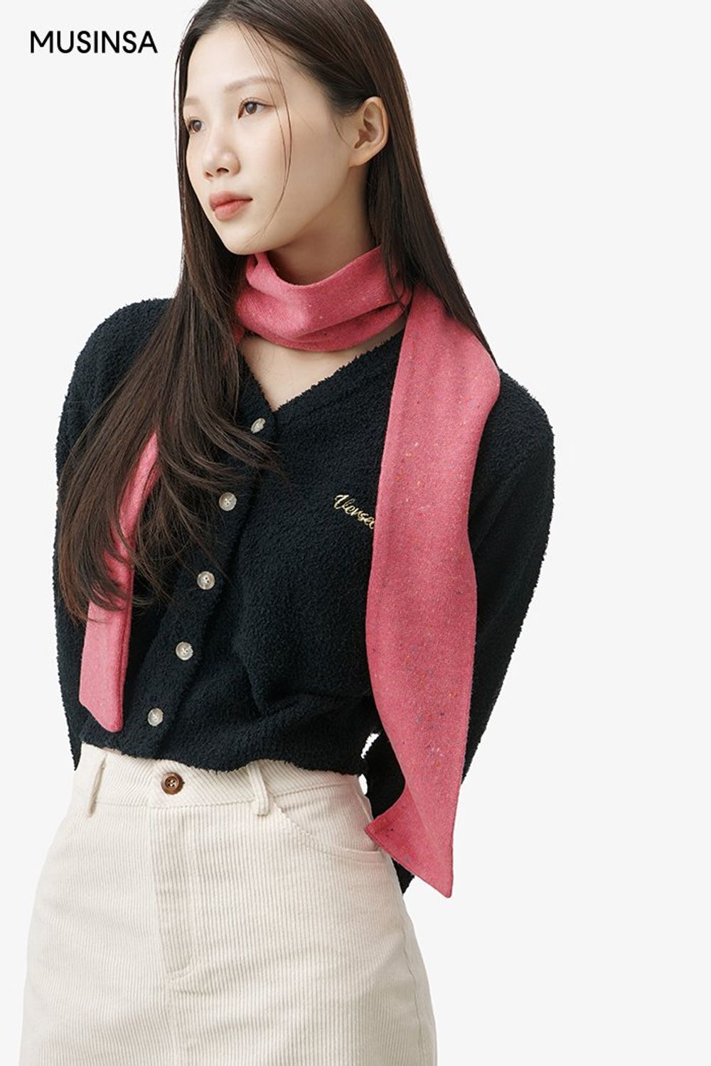 자수 포인트의 카디건과 코듀로이 스커트 조합에 핑크 머플러로 포인트를 준 걸리시 룩 #컬러포인트 #얼죽코 #코듀로이 #여친룩 #자수 #마이크로백 #겨울 #걸리시 #롱부츠 #더블코트 #털부츠