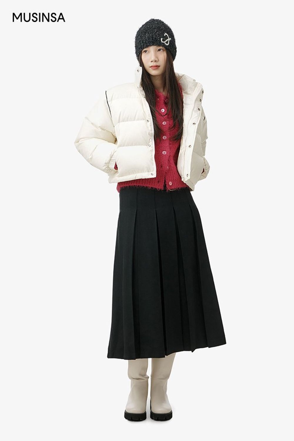 핑크 카디건과 플리츠스커트, 숏 패딩으로 연출한 걸리시 룩 #심볼 #컬러포인트 #여친룩 #플리츠 #크롭 #맥시 #겨울 #걸리시