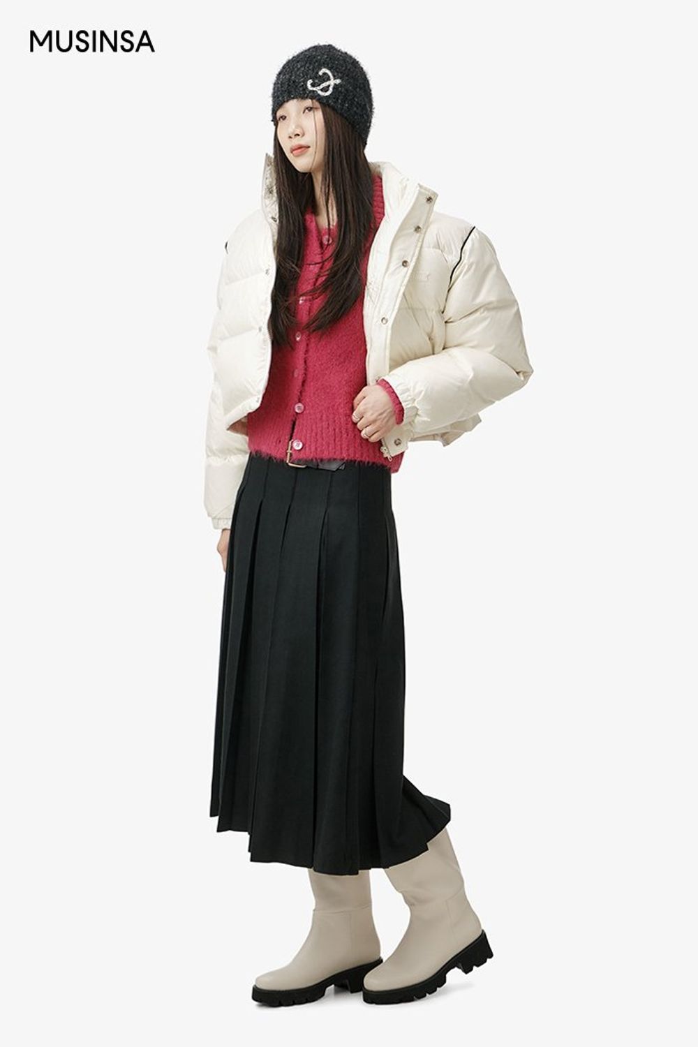 핑크 카디건과 플리츠스커트, 숏 패딩으로 연출한 걸리시 룩 #심볼 #컬러포인트 #여친룩 #플리츠 #크롭 #맥시 #겨울 #걸리시