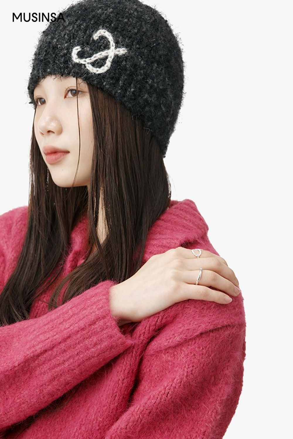 핑크 카디건과 플리츠스커트, 숏 패딩으로 연출한 걸리시 룩 #심볼 #컬러포인트 #여친룩 #플리츠 #크롭 #맥시 #겨울 #걸리시