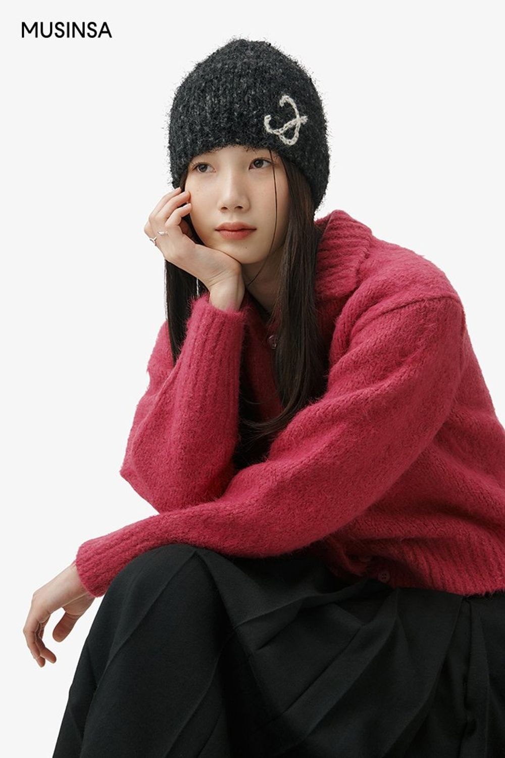 핑크 카디건과 플리츠스커트, 숏 패딩으로 연출한 걸리시 룩 #심볼 #컬러포인트 #여친룩 #플리츠 #크롭 #맥시 #겨울 #걸리시