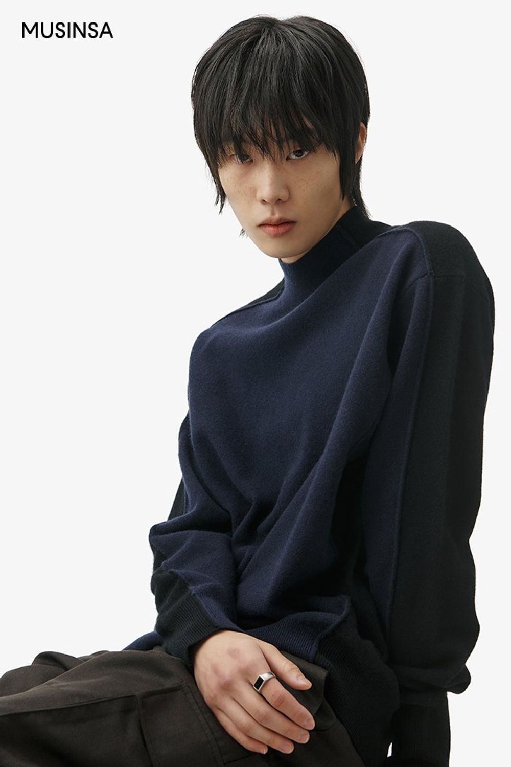 레더 무스탕에 네이비 컬러 터틀넥과 카고 디테일 팬츠를 매치한 댄디 룩 #콜라보 #레더 #겨울 #댄디 #무스탕