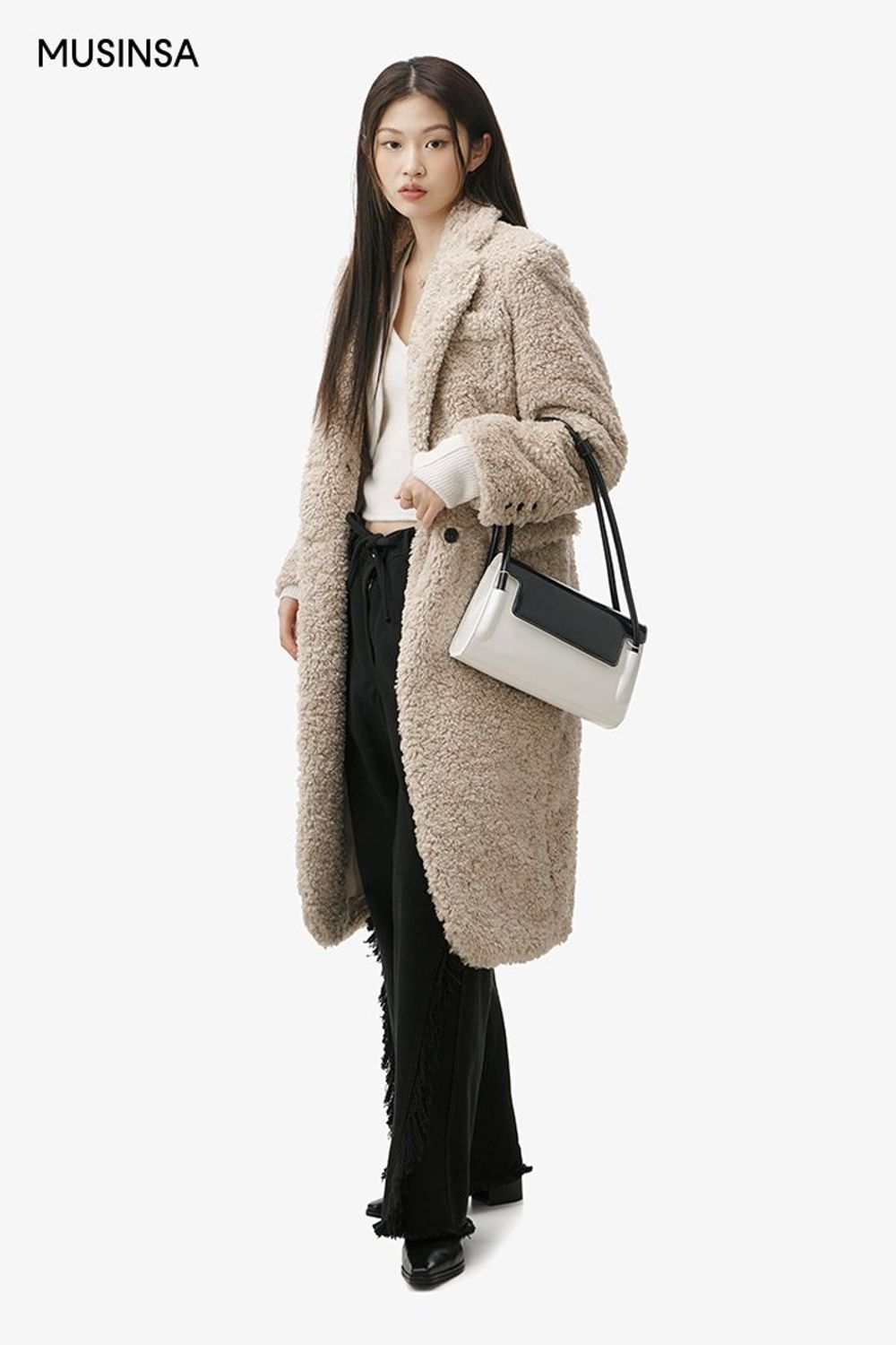 따뜻하게 입기 좋은 퍼 코트와 와이드 팬츠로 연출한 시크 룩 #셋업코디 #와이드핏 #컬러블록 #프린지 #겨울 #시크