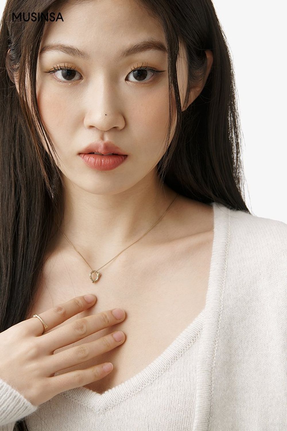 따뜻하게 입기 좋은 퍼 코트와 와이드 팬츠로 연출한 시크 룩 #셋업코디 #와이드핏 #컬러블록 #프린지 #겨울 #시크