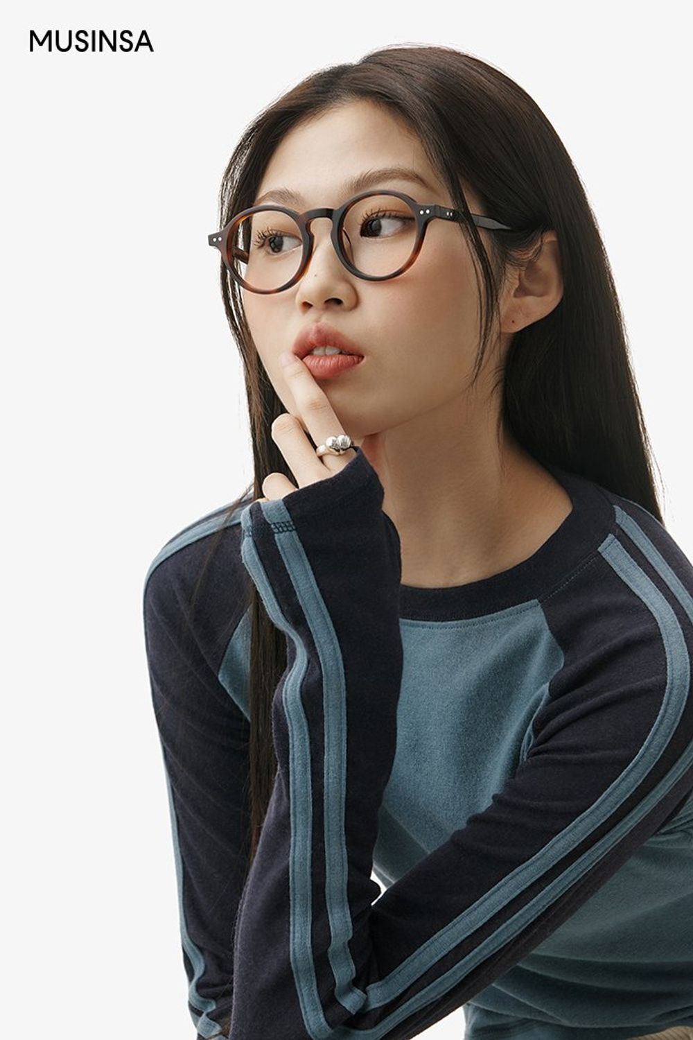래글런 티셔츠와 코듀로이 스커트를 매치하고 퍼 재킷을 걸쳐 마무리한 걸리시 룩 #코듀로이 #래글런 #빅카라 #겨울 #걸리시 #롱부츠 #퍼재킷