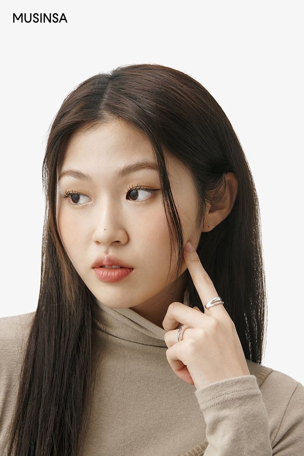 풍성한 실루엣의 퍼 재킷과 데님 팬츠를 매치한 시크 룩 #스키니 #크롭 #빅카라 #겨울 #시크 #롱부츠 #퍼재킷