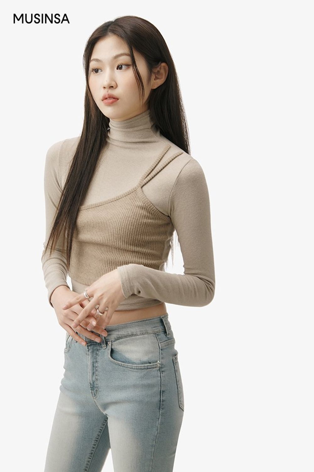 풍성한 실루엣의 퍼 재킷과 데님 팬츠를 매치한 시크 룩 #스키니 #크롭 #빅카라 #겨울 #시크 #롱부츠 #퍼재킷