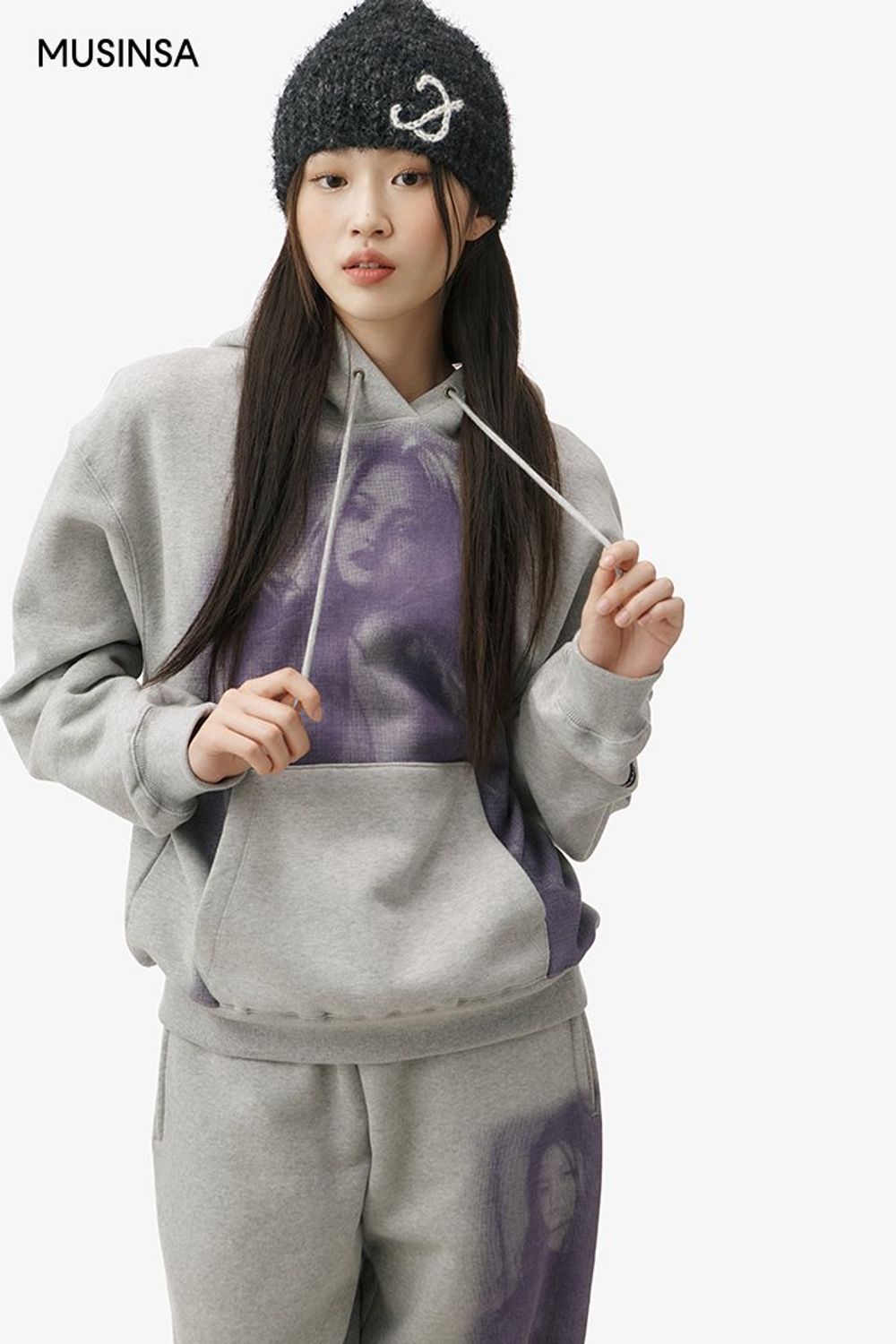 그래픽이 돋보이는 스웨트 셋업과 패딩 점퍼로 완성한 스트릿 룩 #겨울 #스트릿