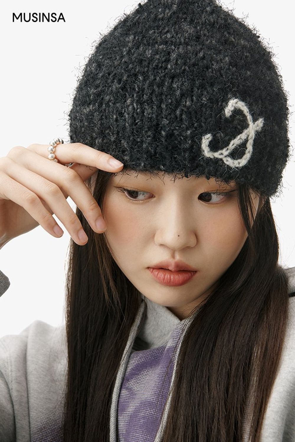 그래픽이 돋보이는 스웨트 셋업과 패딩 점퍼로 완성한 스트릿 룩 #겨울 #스트릿