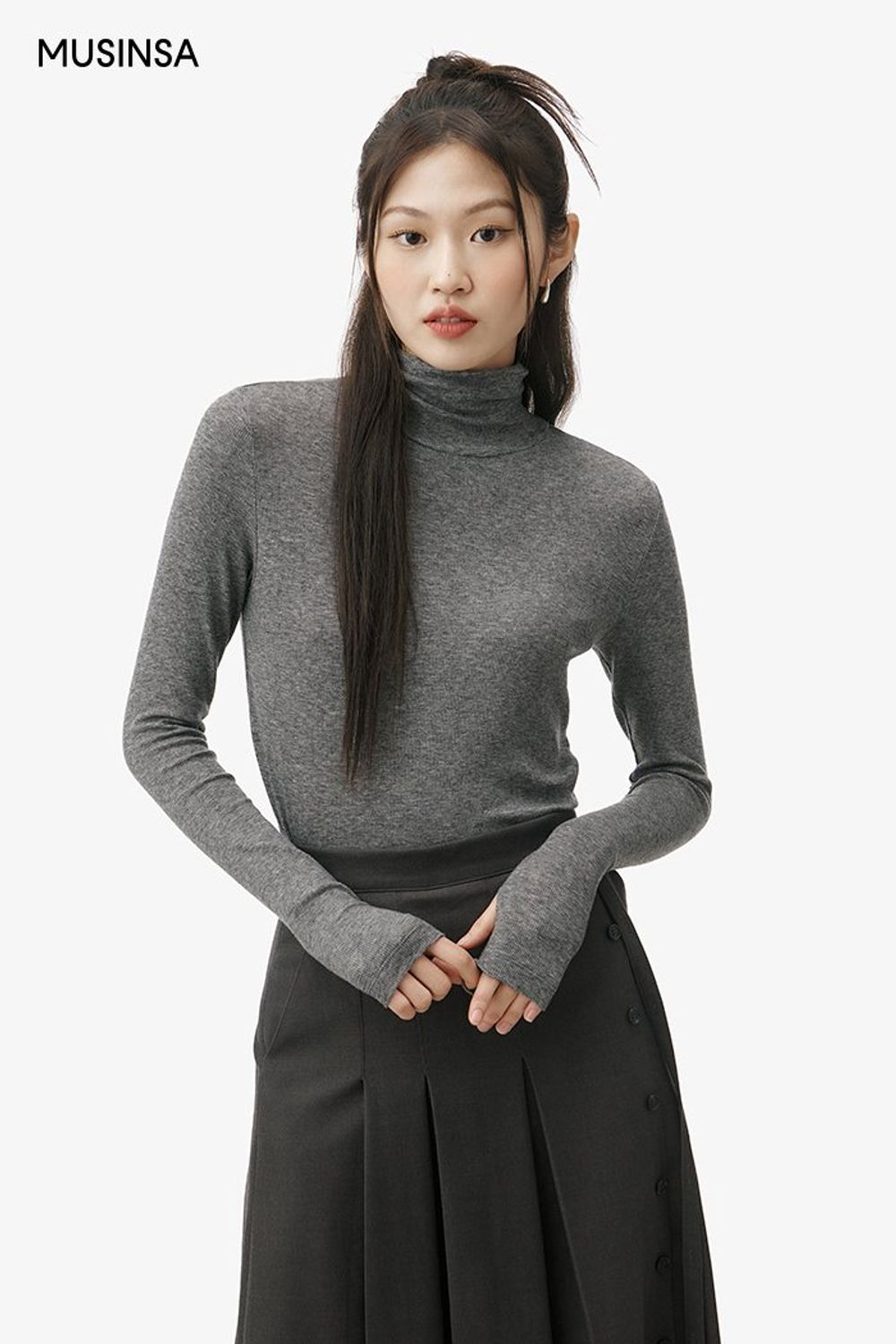 터틀넥 니트와 플리츠스커트를 매치하고 퍼 재킷을 걸쳐 완성한 시크 룩 #플리츠 #맥시 #노카라 #겨울 #시크 #롱부츠 #퍼재킷