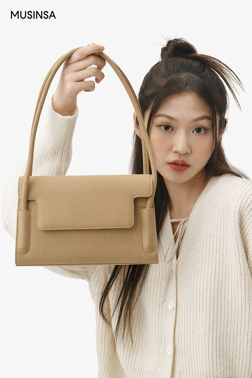 포근한 매력의 카디건과 슬립 원피스를 매치하고 더블 코트를 걸쳐 마무리한 로맨틱 룩 #얼죽코 #데이트 #맥시 #겨울 #로맨틱 #더블코트