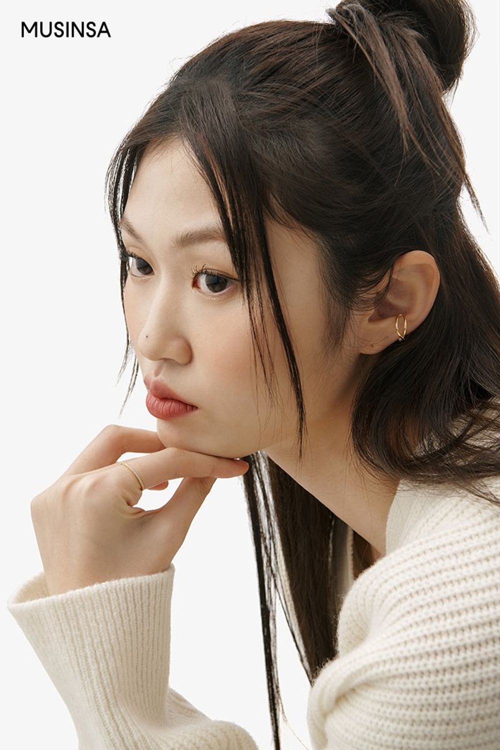 포근한 매력의 카디건과 슬립 원피스를 매치하고 더블 코트를 걸쳐 마무리한 로맨틱 룩 #얼죽코 #데이트 #맥시 #겨울 #로맨틱 #더블코트