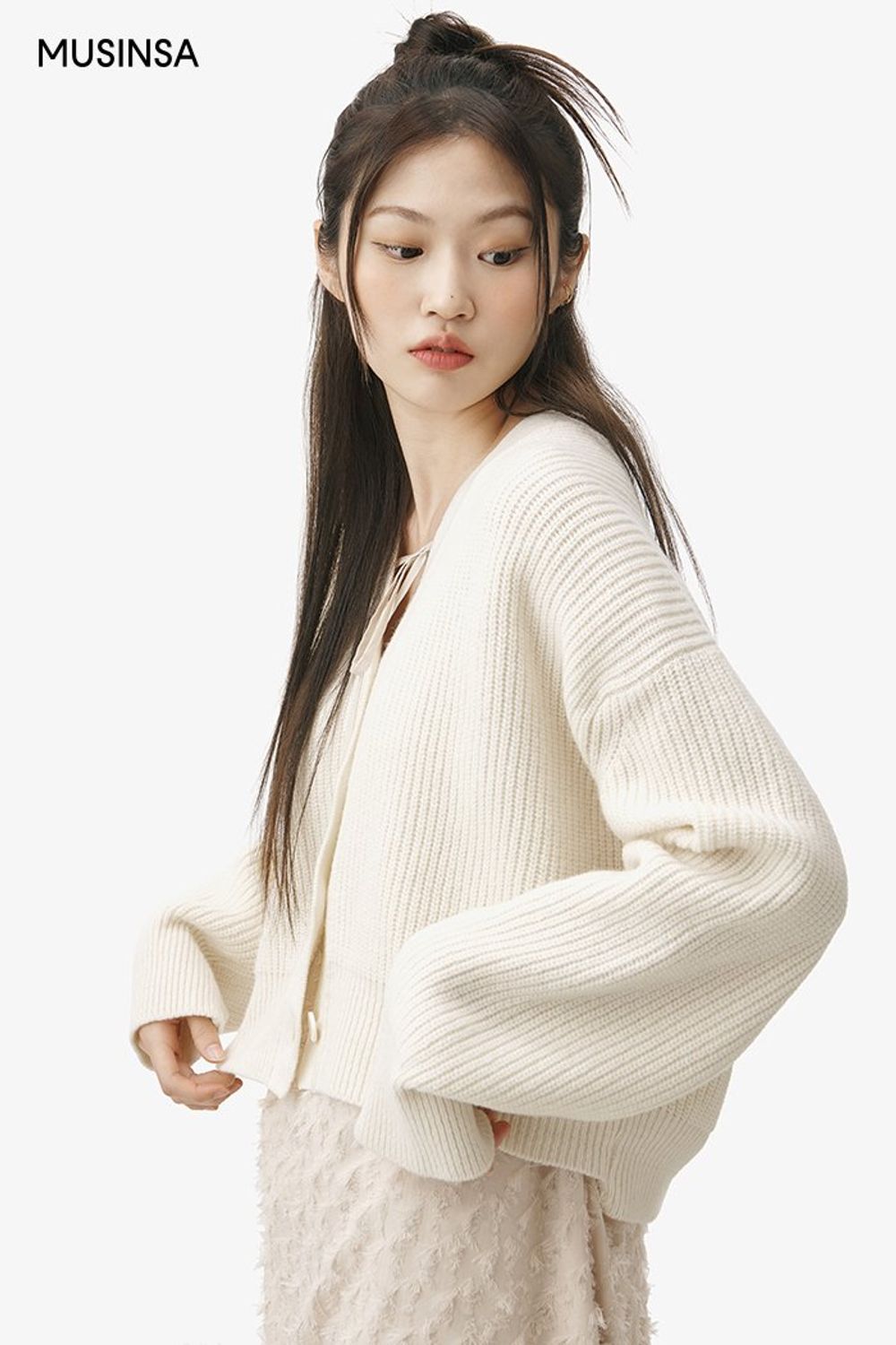 포근한 매력의 카디건과 슬립 원피스를 매치하고 더블 코트를 걸쳐 마무리한 로맨틱 룩 #얼죽코 #데이트 #맥시 #겨울 #로맨틱 #더블코트