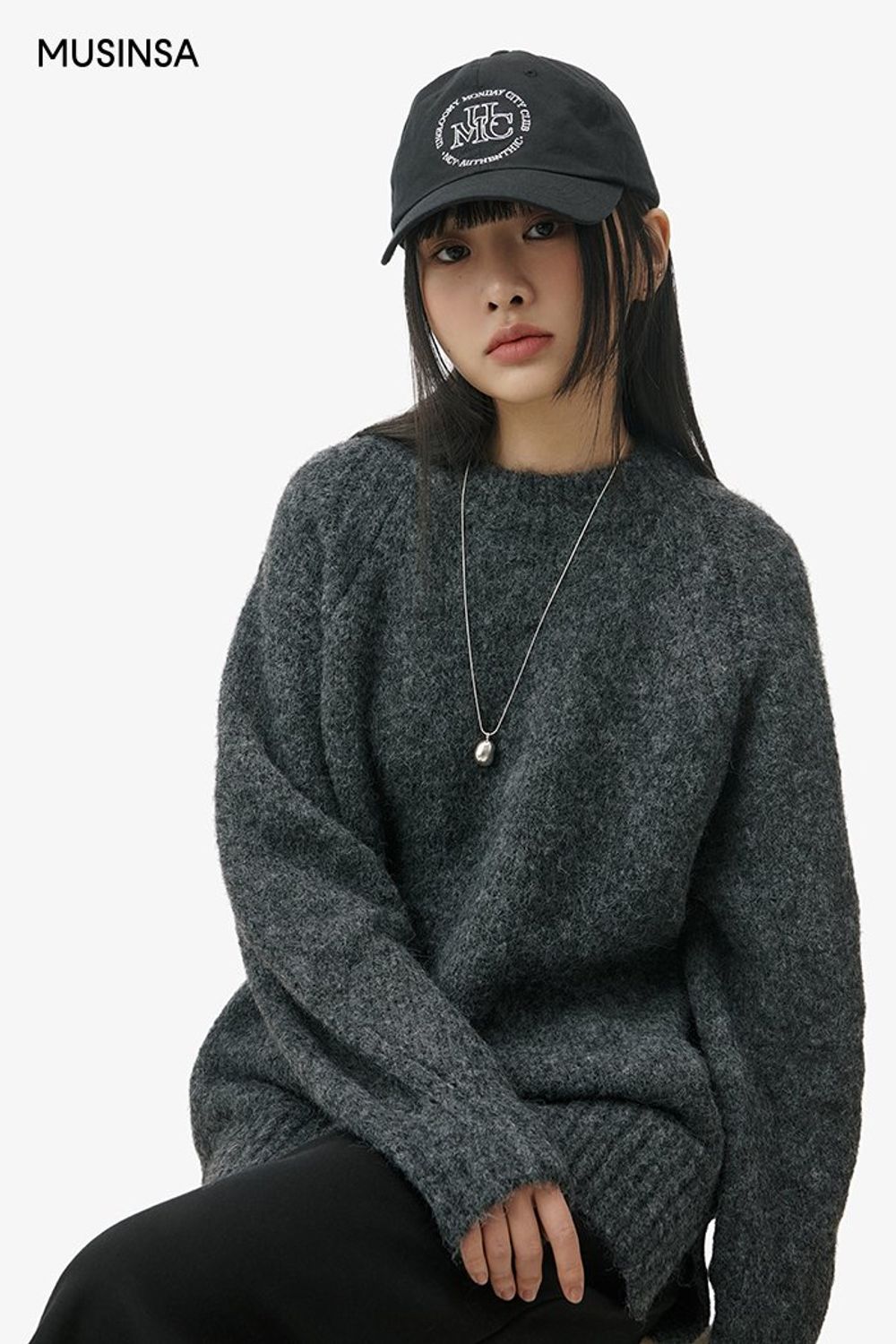 무톤 재킷과 슬릿 스커트의 조합에 볼캡, 스니커즈까지 블랙 컬러로 통일한 캐주얼 룩 #레터링 #오버핏 #올블랙 #모노톤 #겨울 #캐주얼 #무스탕