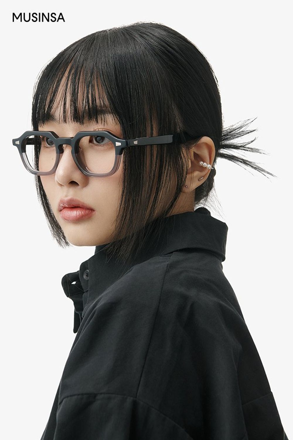 블랙 셔츠에 레더 팬츠를 매치하고 안경을 포인트 아이템으로 활용한 시크 무드의 포멀 룩 #와이드핏 #올블랙 #레이어드룩 #출근룩 #면접 #겨울 #미니멀 #비즈니스캐주얼 #포멀 #레더팬츠