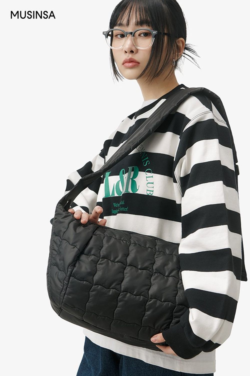 스트라이프 스웨트셔츠에 데님 팬츠를 매치한 후 블랙 코트로 마무리한 캐주얼 룩 #레터링 #오버핏 #와이드핏 #스트라이프 #겨울 #캐주얼 #퀼팅가방