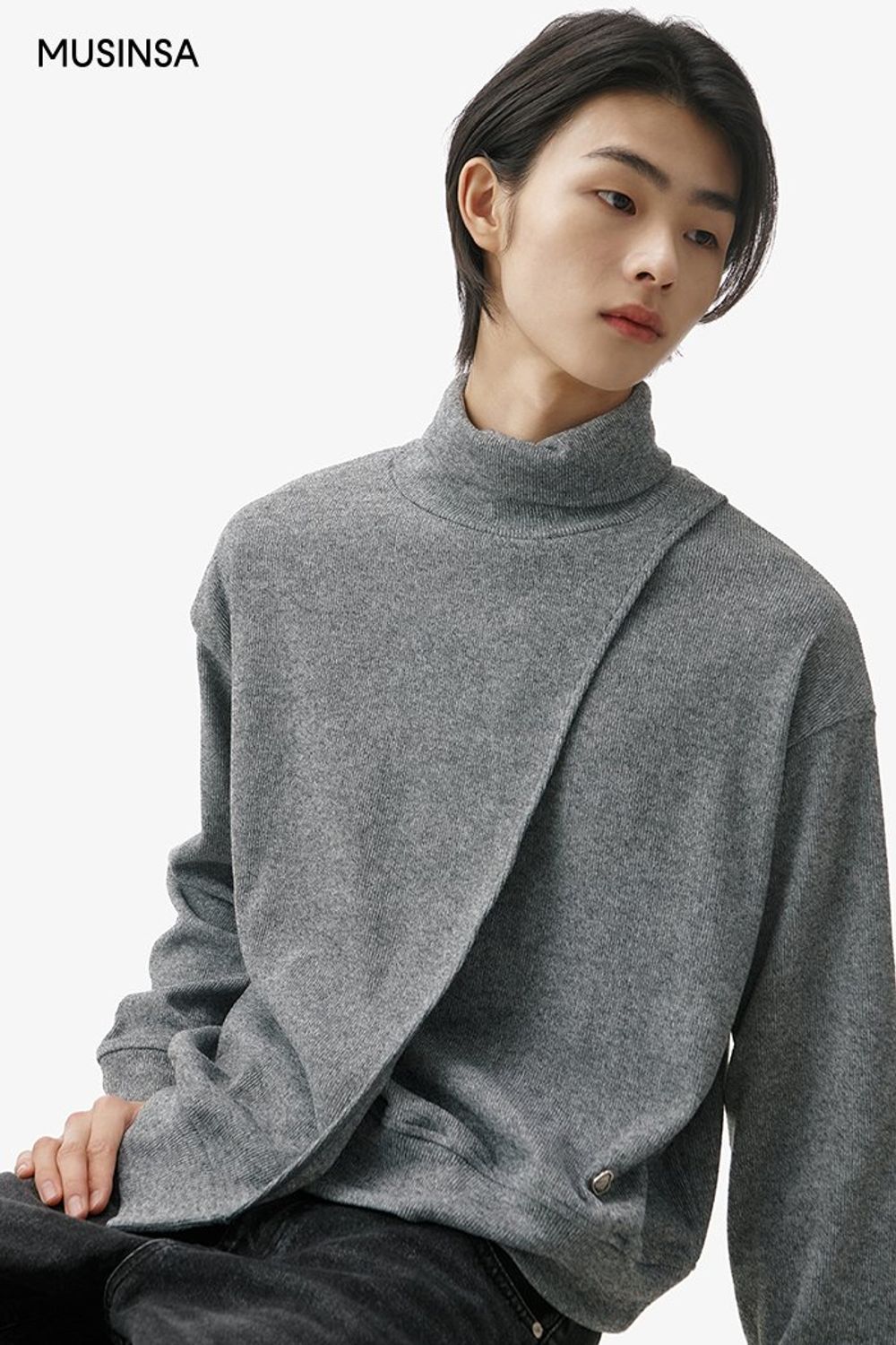 싱글 코트에 스트라이프 패턴 머플러로 포인트를 준 댄디 룩 #모노톤 #스트라이프 #언밸런스 #겨울 #댄디 #싱글코트