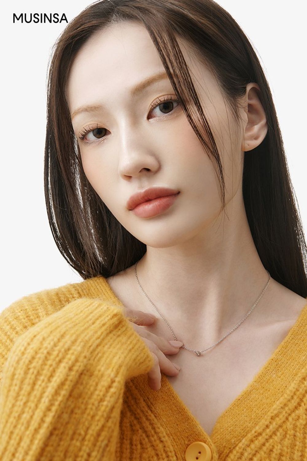 옐로 컬러가 돋보이는 카디건과 하프 코트를 스타일링하고 부츠로 마무리한 걸리시 룩 #컬러포인트 #체크 #짧치 #여친룩 #키높이 #플리츠 #겨울 #걸리시 #싱글코트 #퍼가방 #퍼부츠