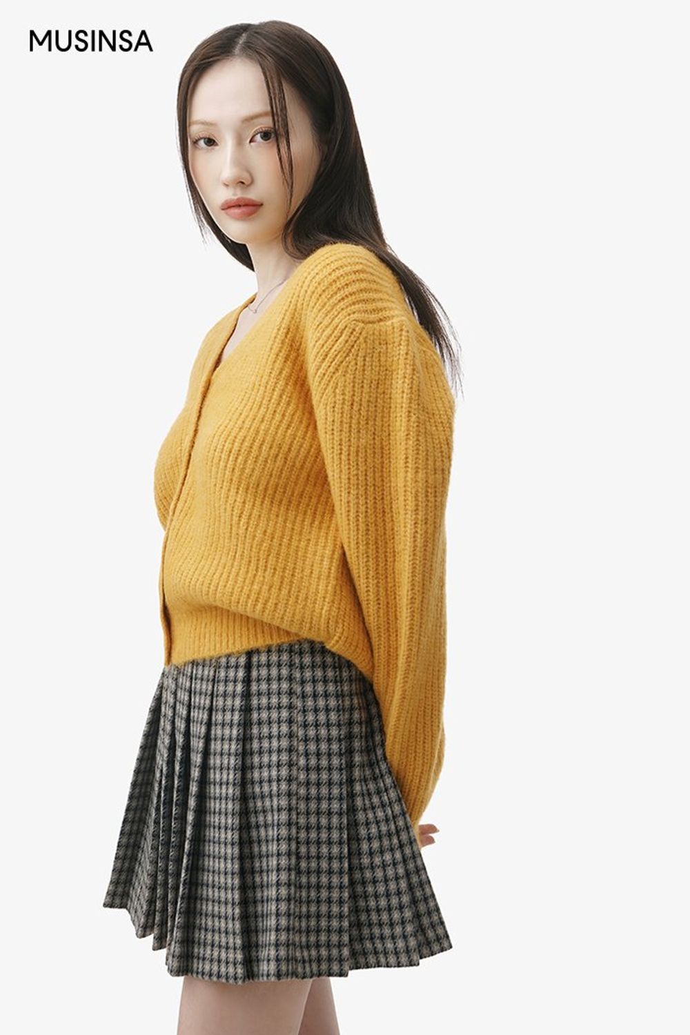 옐로 컬러가 돋보이는 카디건과 하프 코트를 스타일링하고 부츠로 마무리한 걸리시 룩 #컬러포인트 #체크 #짧치 #여친룩 #키높이 #플리츠 #겨울 #걸리시 #싱글코트 #퍼가방 #퍼부츠