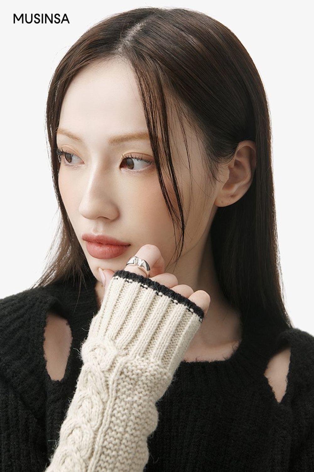 따뜻하게 입기 좋은 패딩 점퍼와 데님 팬츠로 완성한 캐주얼 코디네이션 #부츠컷 #뉴트럴톤 #컬러블록 #컷아웃 #겨울 #캐주얼 #뽀글이 #패딩점퍼 #털슬리퍼