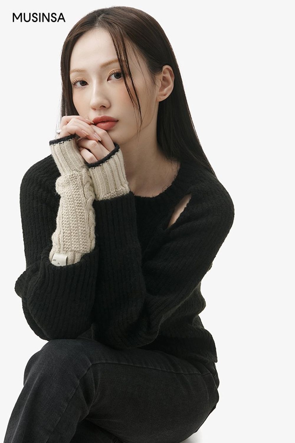 따뜻하게 입기 좋은 패딩 점퍼와 데님 팬츠로 완성한 캐주얼 코디네이션 #부츠컷 #뉴트럴톤 #컬러블록 #컷아웃 #겨울 #캐주얼 #뽀글이 #패딩점퍼 #털슬리퍼