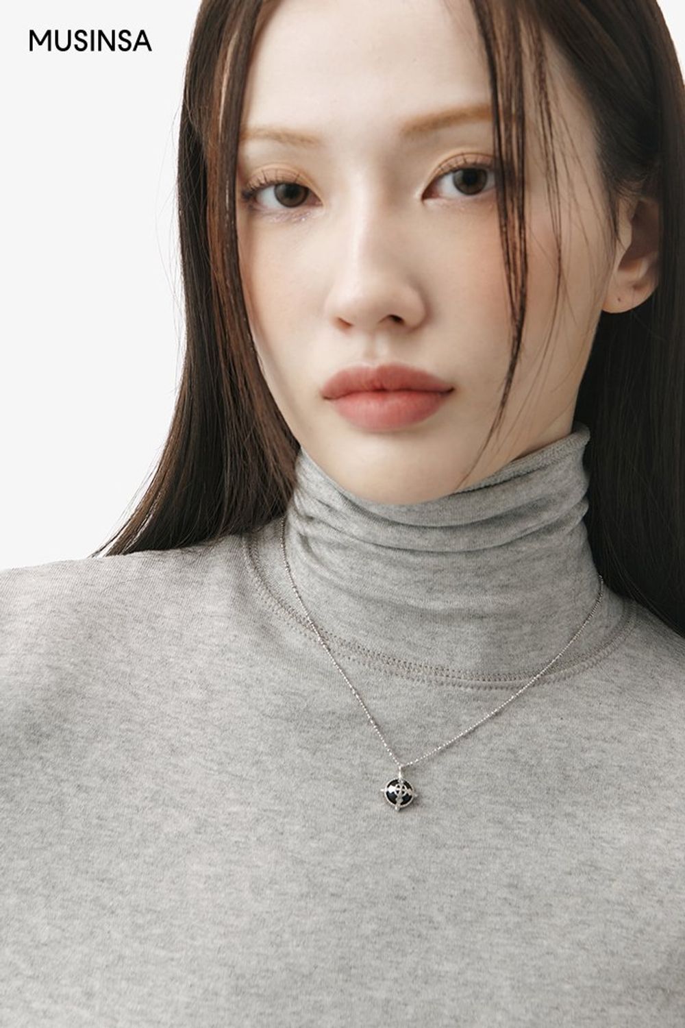 그레이 컬러의 싱글 코트와 터틀넥 티셔츠, 롱스커트로 스타일링한 포멀 룩 #모노톤 #플리츠 #맥시 #겨울 #포멀 #싱글코트 #비즈니스캐주얼