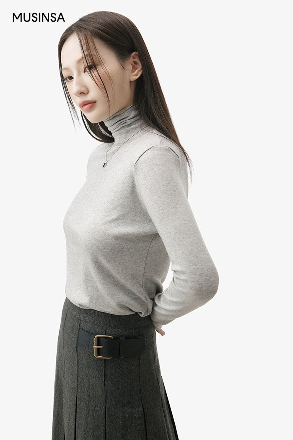 그레이 컬러의 싱글 코트와 터틀넥 티셔츠, 롱스커트로 스타일링한 포멀 룩 #모노톤 #플리츠 #맥시 #겨울 #포멀 #싱글코트 #비즈니스캐주얼