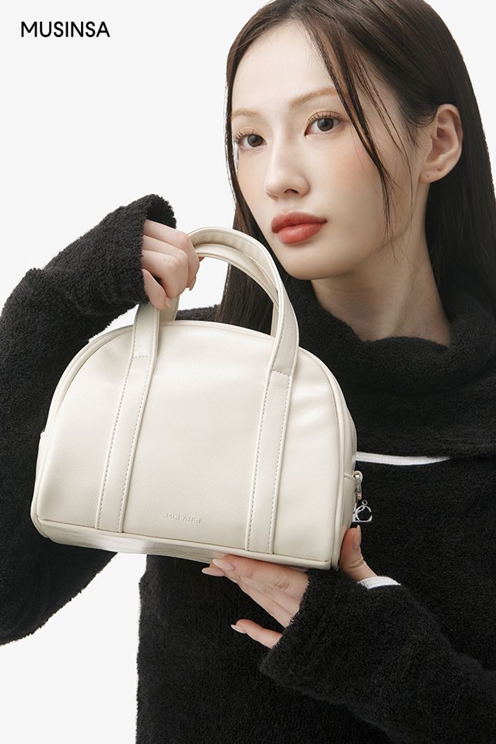 따뜻하게 입기 좋은 퍼 재킷, 숏 팬츠의 조합이 돋보이는 걸리시 코디네이션 #레이어드룩 #리버서블 #겨울 #걸리시 #퍼재킷