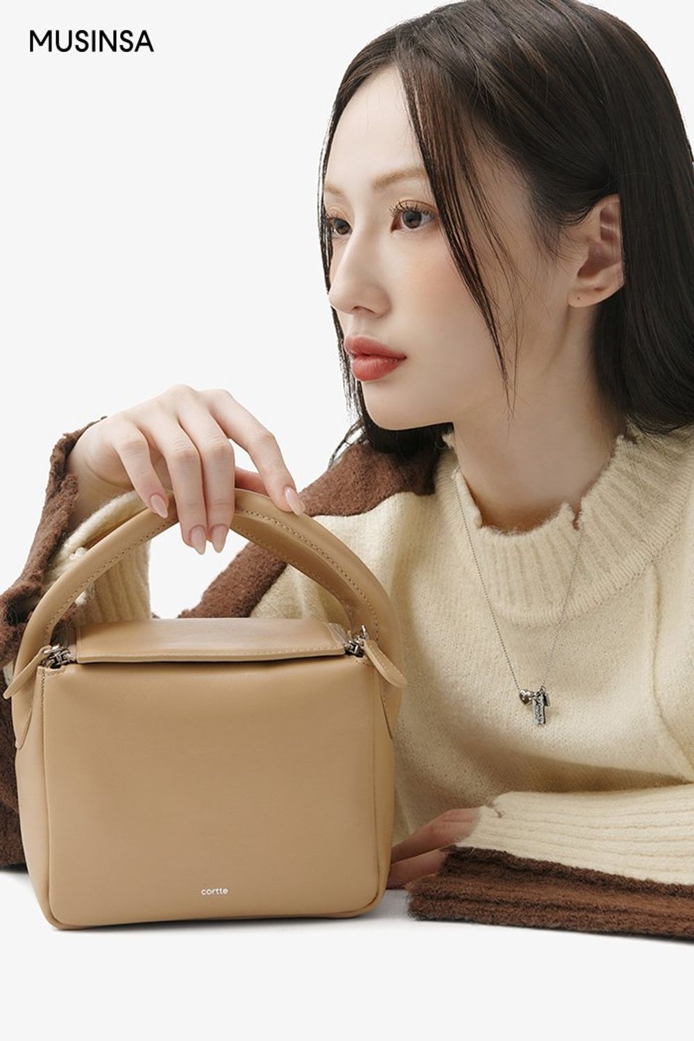 컬러 배색이 돋보이는 니트와 부츠 컷 팬츠, 퍼 재킷으로 완성한 캐주얼 룩 #부츠컷 #뉴트럴톤 #컬러블록 #벨루어 #슬릿 #키높이 #리버서블 #대미지 #겨울 #캐주얼 #클로그 #퍼재킷