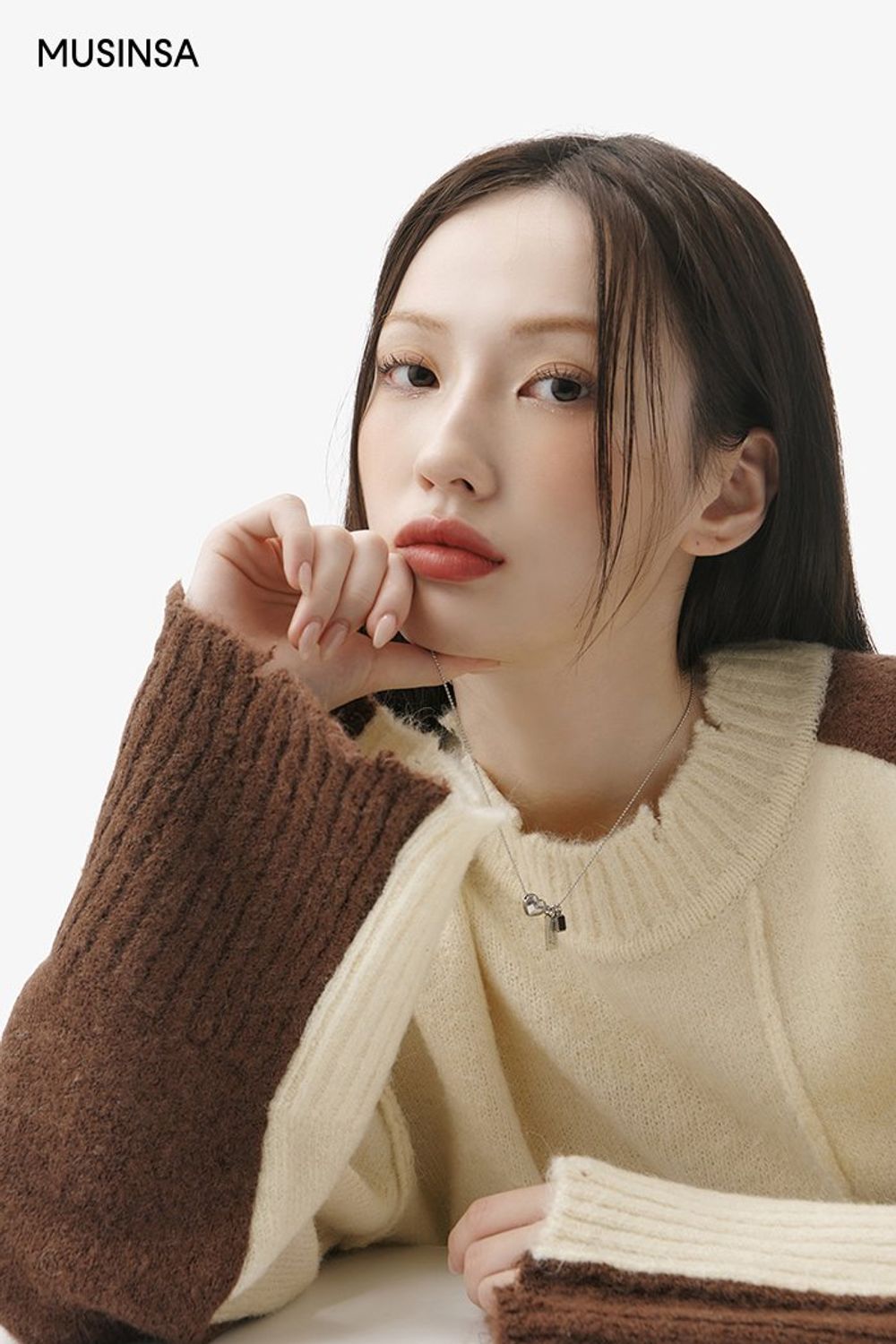 컬러 배색이 돋보이는 니트와 부츠 컷 팬츠, 퍼 재킷으로 완성한 캐주얼 룩 #부츠컷 #뉴트럴톤 #컬러블록 #벨루어 #슬릿 #키높이 #리버서블 #대미지 #겨울 #캐주얼 #클로그 #퍼재킷