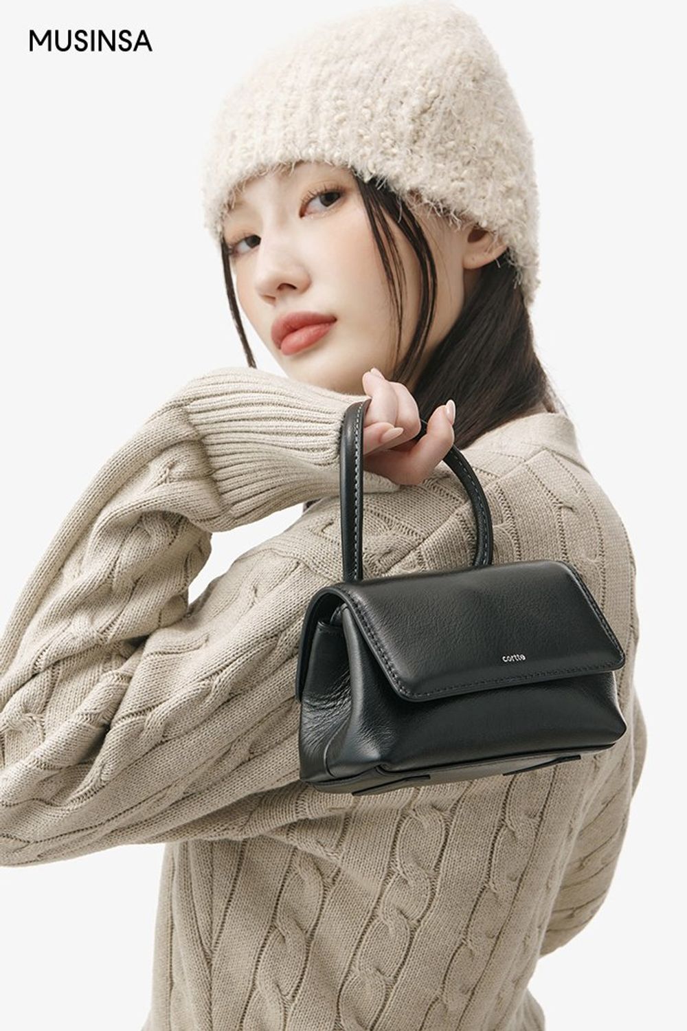 오버 핏 실루엣이 돋보이는 무스탕과 데님 팬츠를 매치하고 비니로 센스를 더한 캐주얼 룩 #심볼 #오버핏 #뉴트럴톤 #퍼 #겨울 #캐주얼 #무스탕 #털부츠