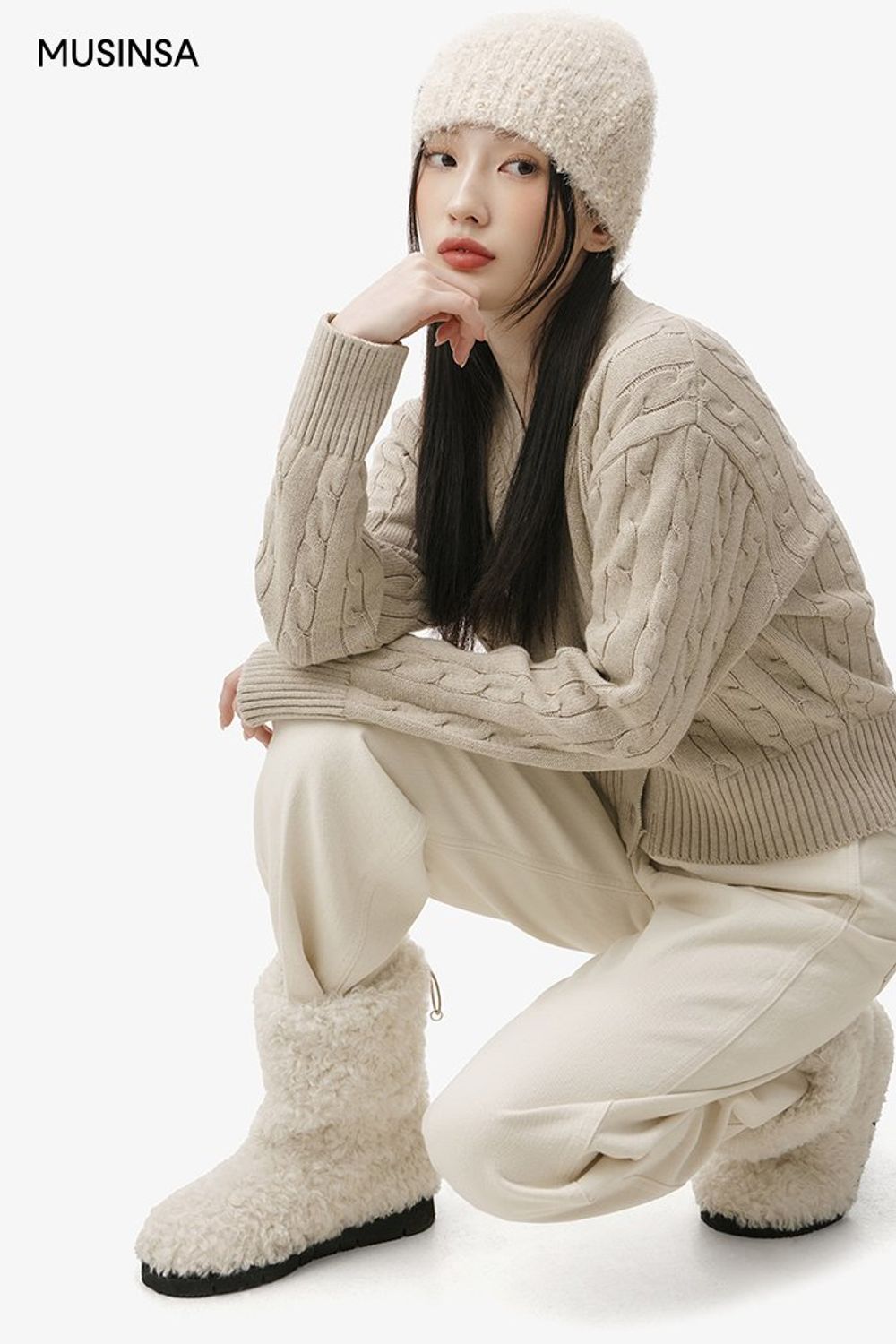 오버 핏 실루엣이 돋보이는 무스탕과 데님 팬츠를 매치하고 비니로 센스를 더한 캐주얼 룩 #심볼 #오버핏 #뉴트럴톤 #퍼 #겨울 #캐주얼 #무스탕 #털부츠