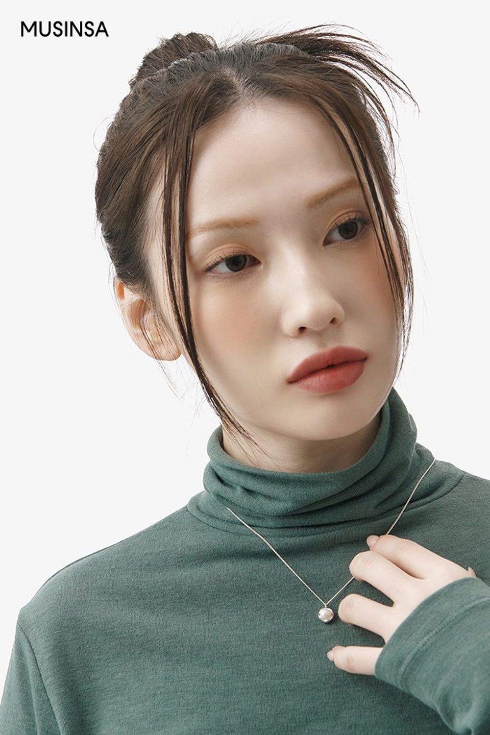 미니멀 무드의 싱글 코트와 터틀넥 티셔츠를 연출하고 슬랙스로 완성한 포멀 룩 #미니멀 #뉴트럴톤 #슬릿 #출근룩 #맥시 #겨울 #포멀 #싱글코트 #비즈니스캐주얼