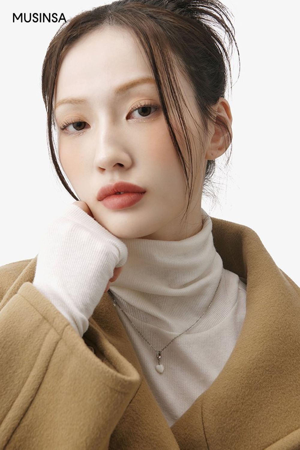 빅 카라 디테일의 하프 코트와 플리츠스커트를 매치하고 레그 워머로 센스를 더한 걸리시 룩 #뉴트럴톤 #짧치 #플리츠 #빅카라 #겨울 #걸리시 #싱글코트 #메리제인