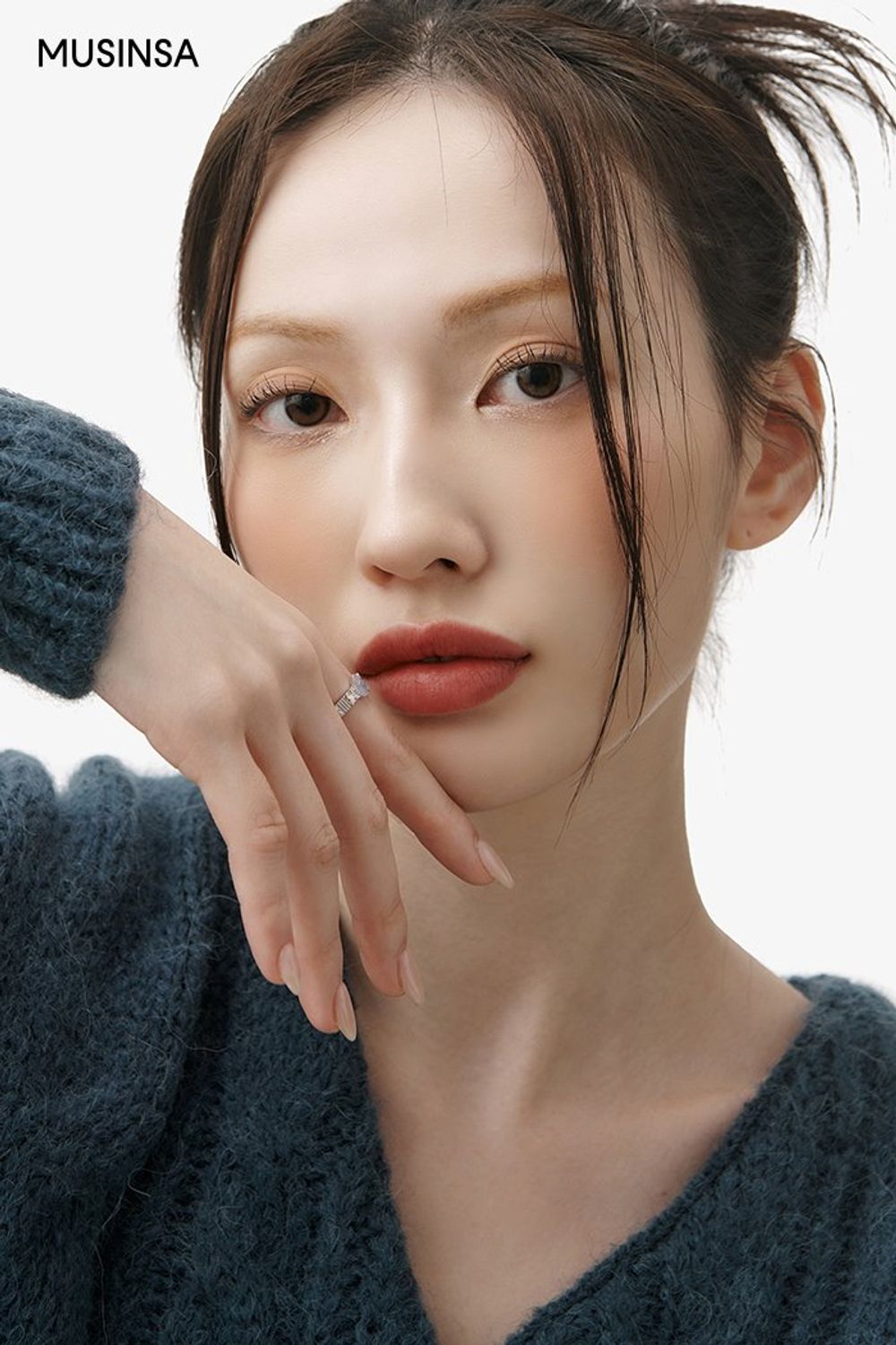 체크 패턴이 돋보이는 미디스커트와 카디건, 더블 코트로 꾸민 걸리시 코디네이션 #체크 #겨울 #걸리시 #더블코트 #퍼부츠