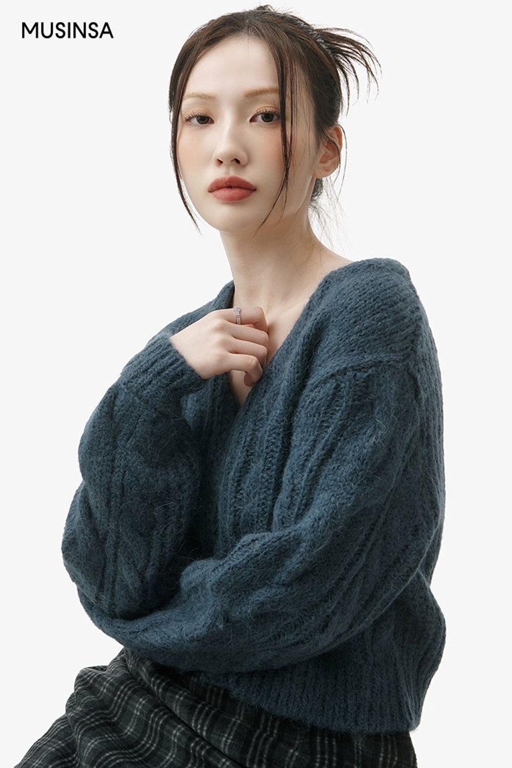 체크 패턴이 돋보이는 미디스커트와 카디건, 더블 코트로 꾸민 걸리시 코디네이션 #체크 #겨울 #걸리시 #더블코트 #퍼부츠