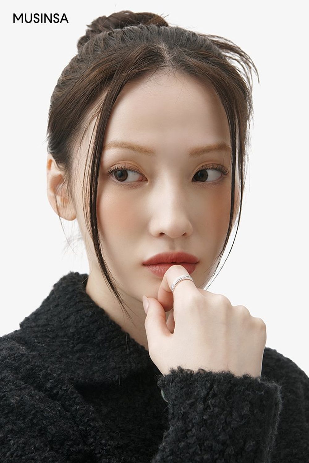블랙 컬러의 싱글 코트와 카디건, 미니스커트를 매치한 뒤 마이크로 백으로 포인트를 더한 걸리시 룩 #컬러포인트 #올블랙 #짧치 #벨루어 #퀼팅 #마이크로백 #겨울 #걸리시 #롱부츠 #싱글코트