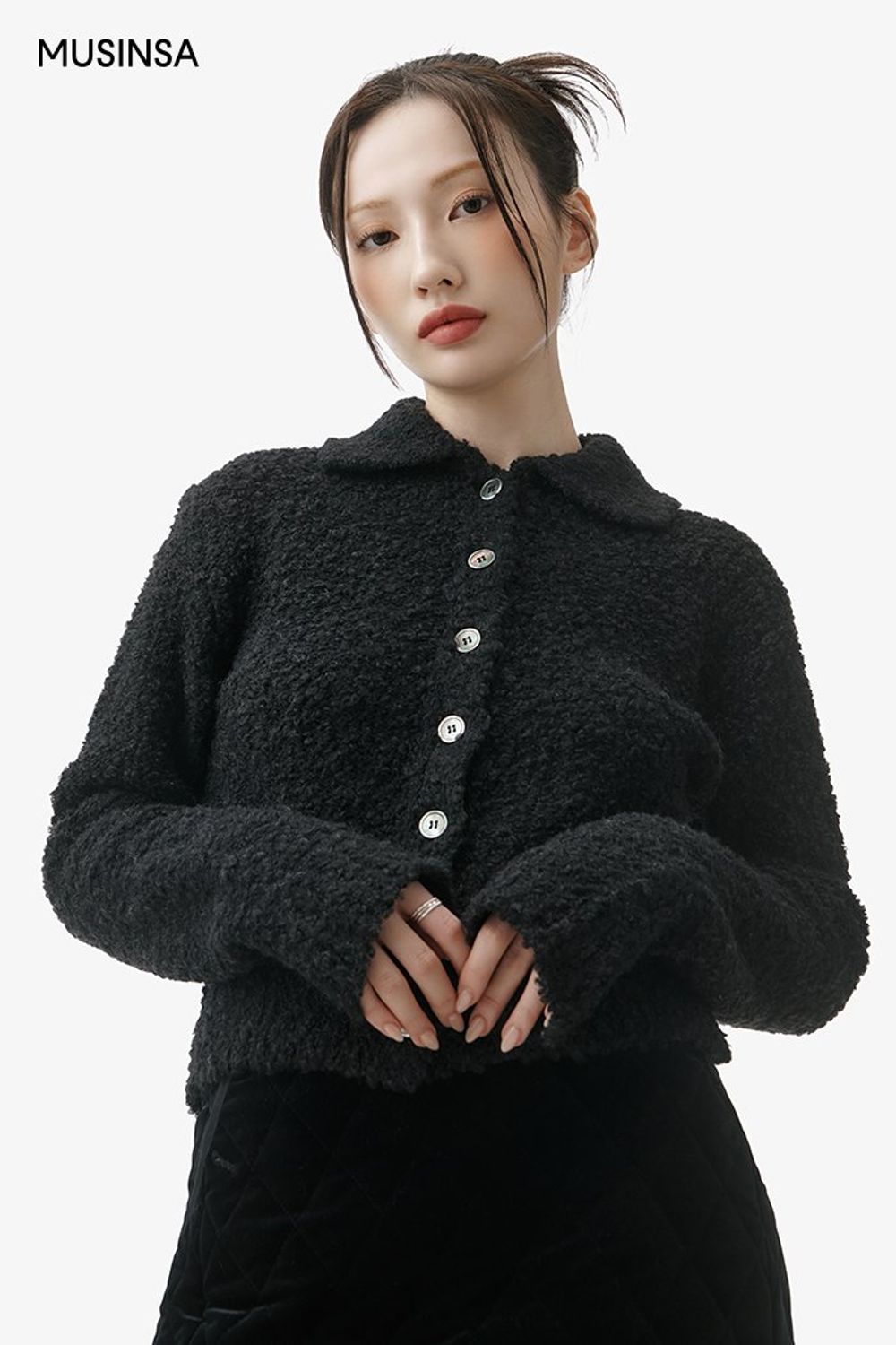 블랙 컬러의 싱글 코트와 카디건, 미니스커트를 매치한 뒤 마이크로 백으로 포인트를 더한 걸리시 룩 #컬러포인트 #올블랙 #짧치 #벨루어 #퀼팅 #마이크로백 #겨울 #걸리시 #롱부츠 #싱글코트