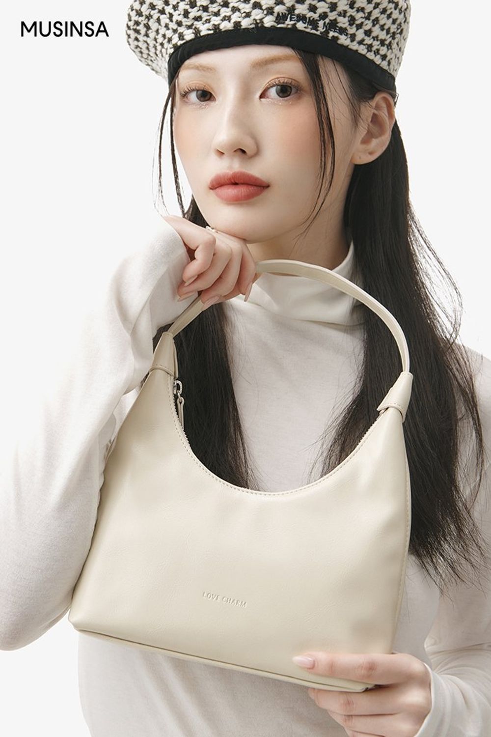 플리스 코트와 코듀로이 스커트를 연출하고 베레로 포인트를 더한 걸리시 룩 #화사한 #뉴트럴톤 #체크 #코듀로이 #겨울 #걸리시 #롱부츠 #베레모