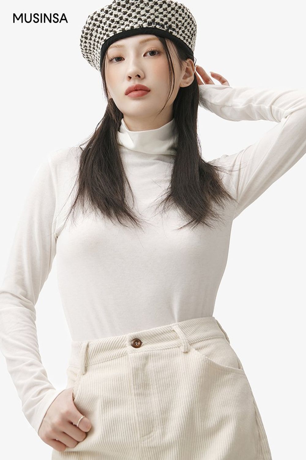 플리스 코트와 코듀로이 스커트를 연출하고 베레로 포인트를 더한 걸리시 룩 #화사한 #뉴트럴톤 #체크 #코듀로이 #겨울 #걸리시 #롱부츠 #베레모