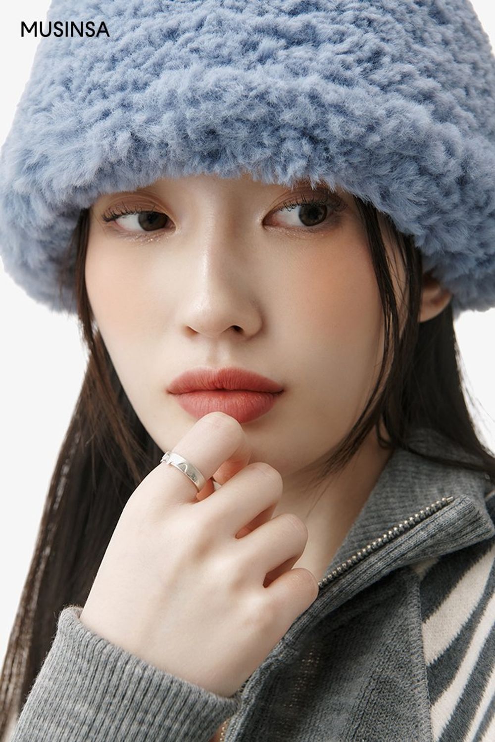 캐주얼한 매력의 더플코트와 데님 팬츠를 연출한 후 버킷햇으로 완성한 코디 #와이드핏 #컬러블록 #스트라이프 #워싱 #키높이 #퀼팅 #겨울 #캐주얼 #투웨이집업 #더플코트 #퍼모자