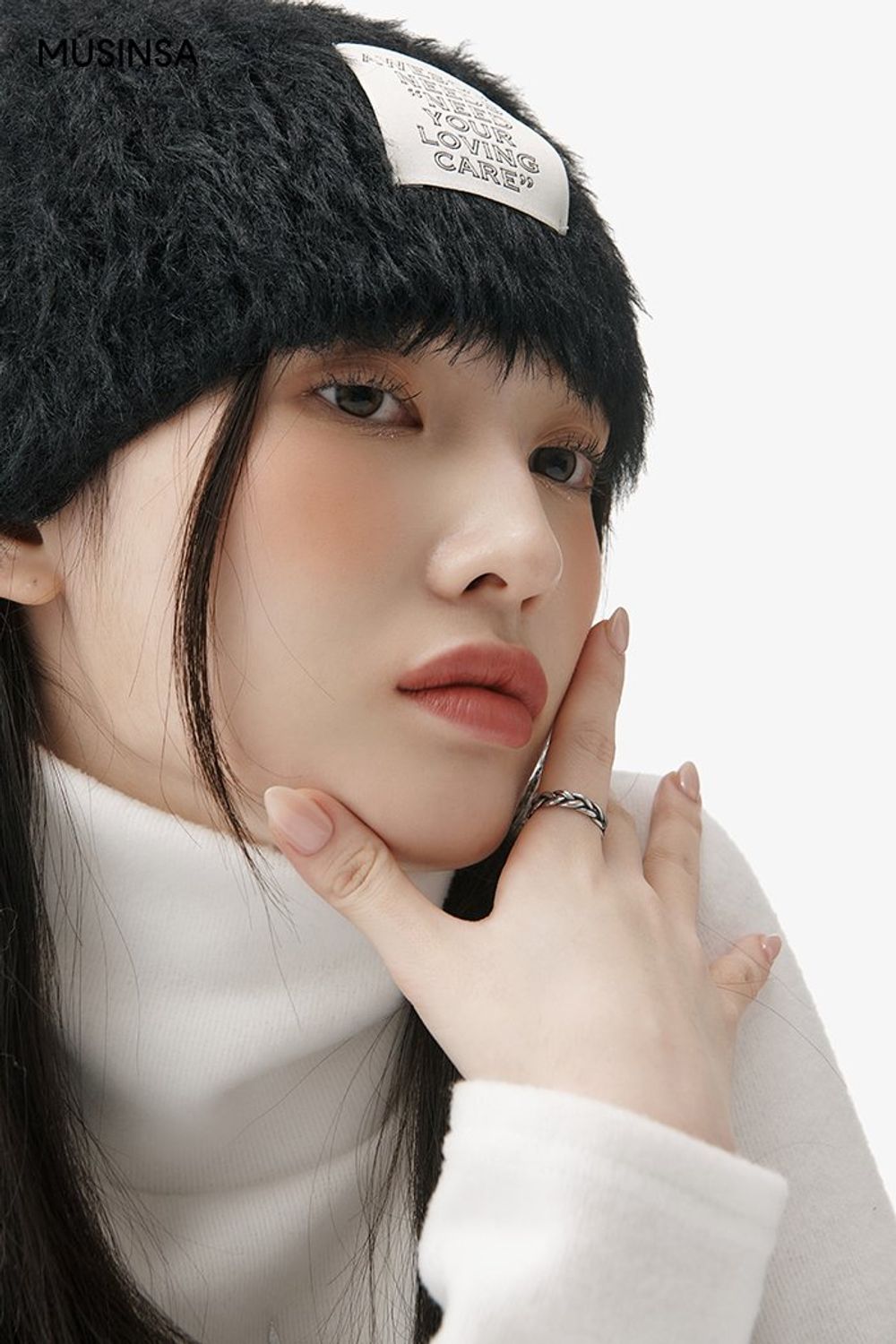 편안하게 입기 좋은 스웨트 팬츠와 패딩 점퍼를 코디하고 비니로 센스를 더한 캐주얼 룩 #편안한 #레터링 #절개 #겨울 #캐주얼 #패딩점퍼 #퍼가방 #퍼부츠