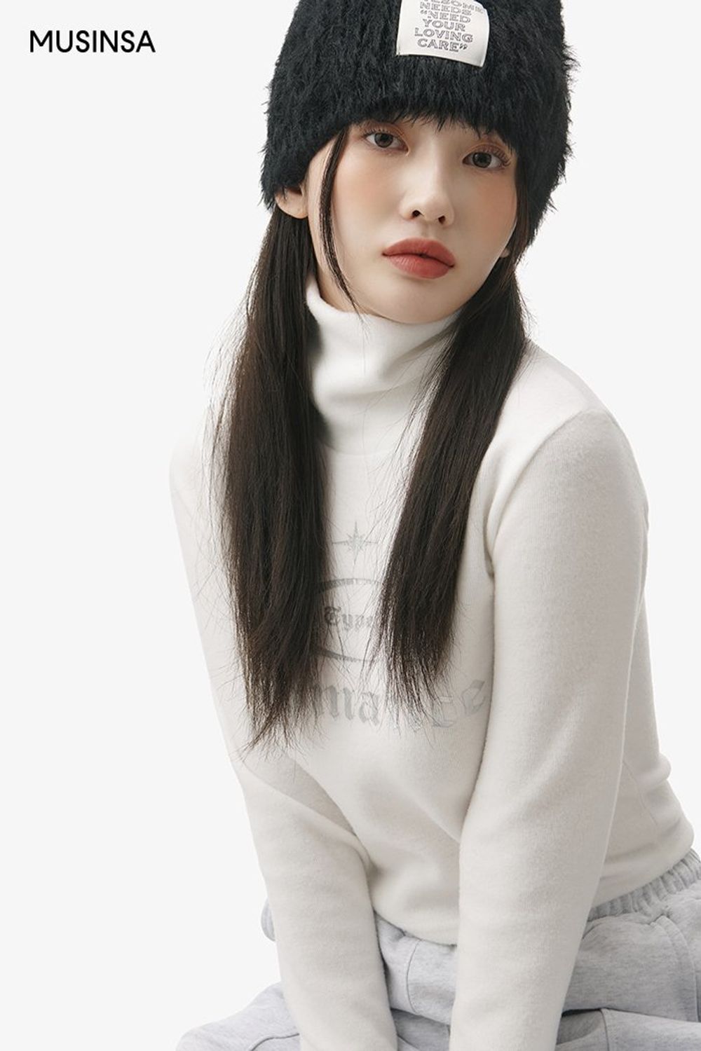 편안하게 입기 좋은 스웨트 팬츠와 패딩 점퍼를 코디하고 비니로 센스를 더한 캐주얼 룩 #편안한 #레터링 #절개 #겨울 #캐주얼 #패딩점퍼 #퍼가방 #퍼부츠