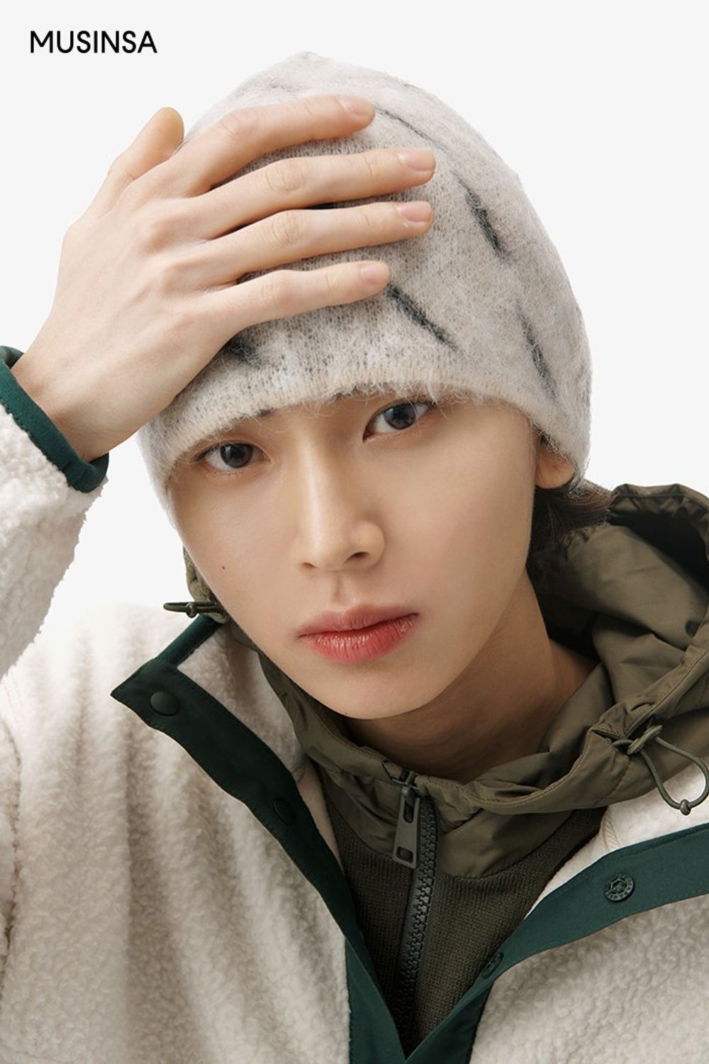 스포티한 셋업에 플리스 아노락으로 보온성을 더한 고프코어 룩 #셋업코디 #캠핑 #등산 #스포티 #고프코어 #겨울 #아노락 #모헤어