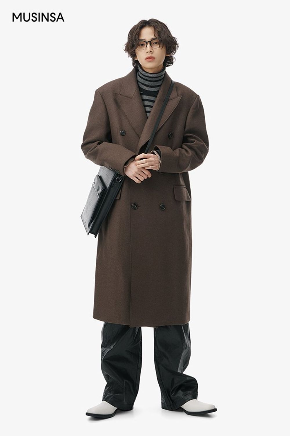 오버사이즈 핏 코트에 스트라이프 탑과 데님 팬츠를 조합한 코디네이션 #오버핏 #스트라이프 #와이드핏 #레더 #겨울 #댄디 #더블코트